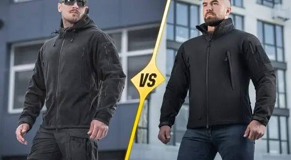 Dwóch mężczyzn w kurtkach. Lewy w ciemnej, z kapturem, prawy w czarnej, z wysokim kołnierzem. Dowiedz się, **softshell co to** jest i wybierz swoją!