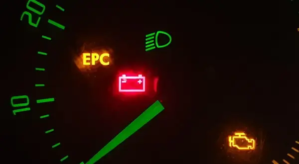 Kontrolki EPC, akumulatora i silnika świecą się na desce rozdzielczej. Czy to problem z 1.4 TSI?