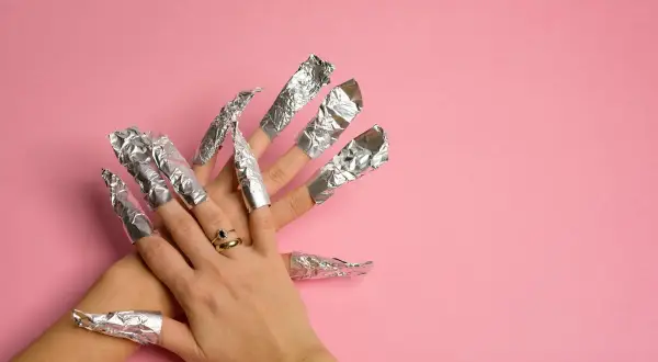 Jak ściągnąć manicure hybrydowy bez uszkodzenia paznokci?