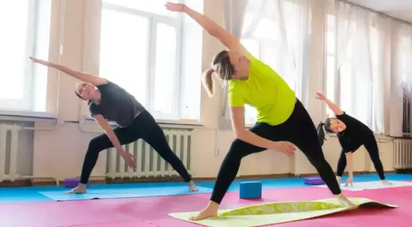 Jak ćwiczyć równowagę? Popraw stabilność w każdym wieku!