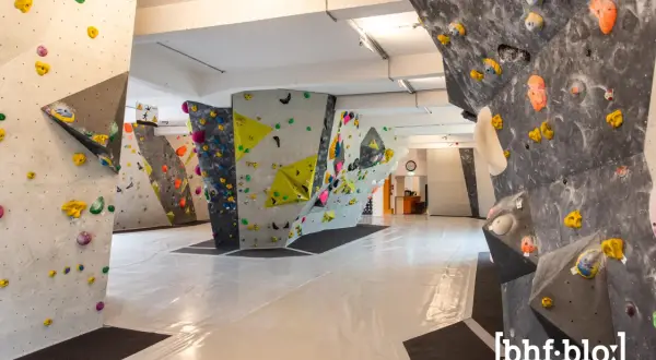 Bunte Griffe zieren die Wände der Boulderhalle in Wuppertal. Hier kann man sich austoben und neue Routen entdecken.