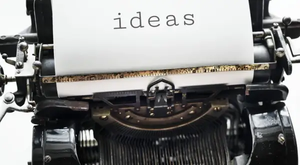 Stara maszyna do pisania z napisem "ideas" na papierze. Czasem potrzebujemy nowych pomysłów, by odpowiedzieć na trudne pytania o życiu.