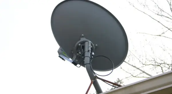 Antena satelitarna do odbioru telewizji satelitarnej nc+.