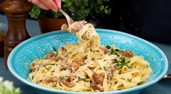 En krämig pasta med kantareller, toppad med parmesan och färska örter. En härlig höstfavorit!