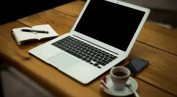 Ile kosztuje wyczyszczenie laptopa? Sprawdź ceny i usługi w serwisach
