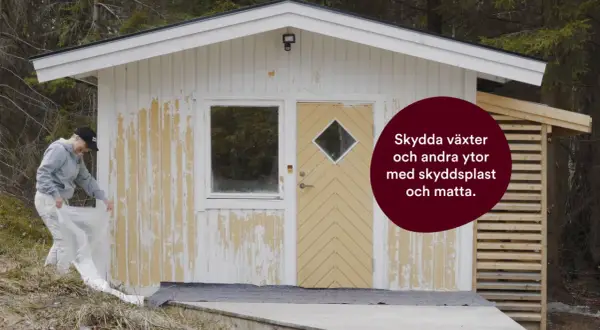 Kvinna skyddar växter med plast innan hon grundmålar utomhus.