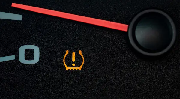Kontrolka TPMS co to? Oznacza niski poziom ciśnienia w oponach. Sprawdź opony!