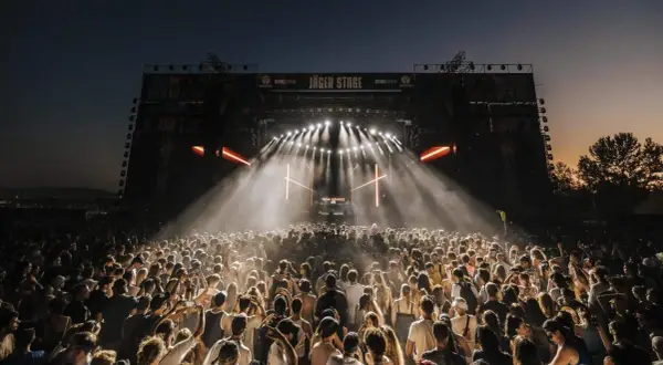 Folla in delirio al Decibel Open Air di Firenze, un'esperienza indimenticabile per Pasqua. Luci, musica e un'energia pazzesca.