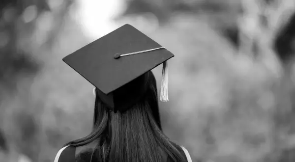 Absolwentka psychologii z czapką na głowie, gotowa na nowe wyzwania po latach studiów.