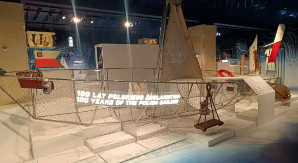 Wystawa w muzeum morskim Gdańsk dla dzieci: model żaglowca z napisem "100 lat polskiego żeglarstwa".