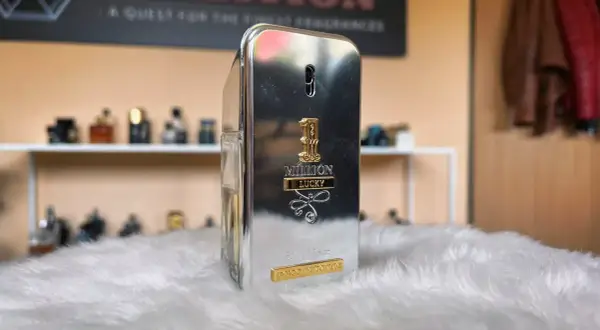 Paco Rabanne 1 Million Lucky – luksusowy zapach, który przynosi szczęście. Srebrna butelka z złotymi zdobieniami.