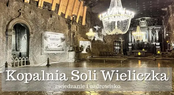 Wielka sala w Kopalni Soli Wieliczka z kryształowymi żyrandolami. Bilety na zwiedzanie warto kupić wcześniej.