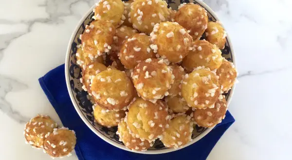 Un bol rempli de chouquettes dorées, parsemées de sucre perlé. Une invitation à découvrir la recette !