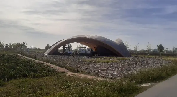 Ein futuristisches Gebäude mit geschwungener Dachkonstruktion, das an die Bundesgartenschau erinnert. Wie oft werden solche Bauwerke zu temporären Ausstellungen errichtet?