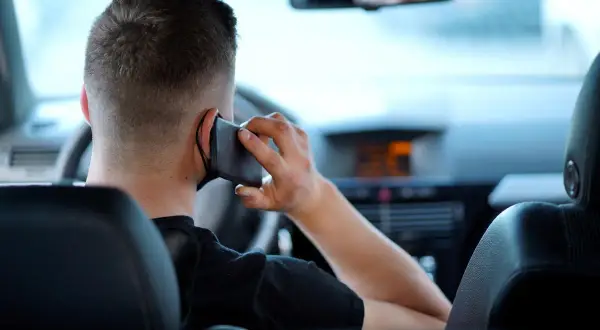 Conducteur au téléphone au volant, une nouvelle loi interdit cette pratique dangereuse.
