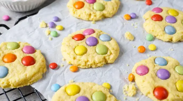 Bunte Kekse mit Schokolinsen, die an leckere Kekse Rezepte erinnern. Perfekt für Kinder!