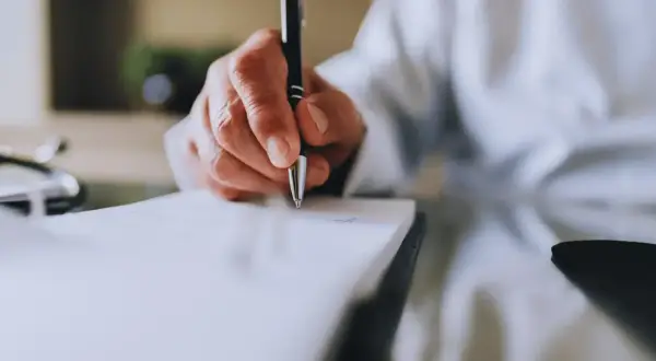 Skierowanie na rehabilitację NFZ: Lekarz rodzinny czy specjalista?