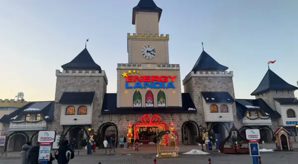 Zimowa Energylandia wita gości zamkową architekturą i świątecznymi iluminacjami.