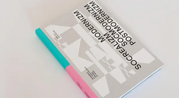 Książka "Socrealizm, modernizm, postmodernizm" z geometrycznym wzorem. Przewodnik po architekturze Krakowa XX wieku.