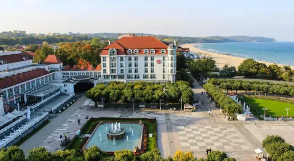Sopot: hotel, fontanna, plaża i park. Idealne miejsce, by zobaczyć, co oferuje polskie wybrzeże.