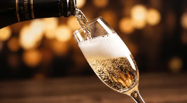 Prosecco nalewane do kieliszka, tworząc bąbelki. Warto wiedzieć, ile procent ma prosecco, by cieszyć się nim świadomie.
