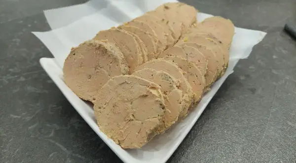 Tranches de foie gras prêtes à être dégustées, tout juste sorties du frigo.