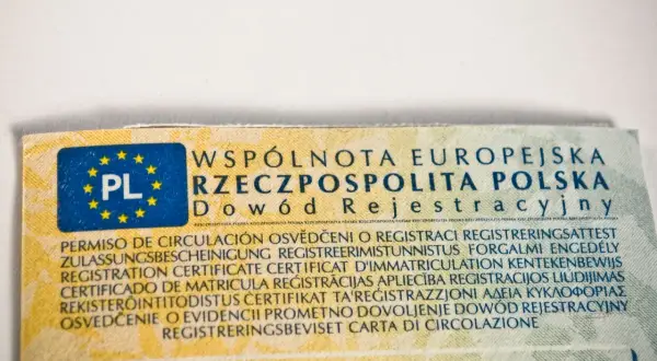 Fragment dowód rejestracyjny z oznaczeniem PL i flagą UE. Dokument zawiera teksty w wielu językach, w tym polski.