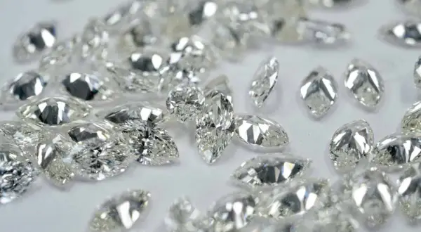Eine Sammlung von funkelnden Diamanten in verschiedenen Schliffen, darunter Marquise und Tropfen. Jeder Stein zeigt den perfekten diamant schliff.