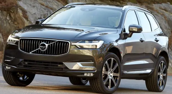 Mörkgrå Volvo XC60 redo för ett volvo xc60 test i svensk natur.