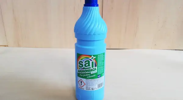 Flacone blu di ammoniaca SAI per pulire a fondo. Utile per rimuovere sporco ostinato.