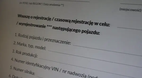 Formularz wniosku o przerejestrowanie samochodu. Wpisz dane pojazdu: rodzaj, marka, rok produkcji, VIN.