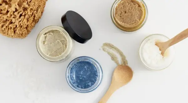 Jaki peeling do ciała wybrać, aby uniknąć podrażnień i zyskać gładką skórę