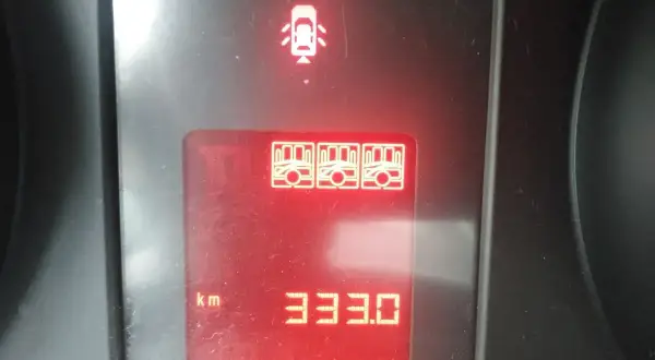 Kontrolki w samochodzie Opel: otwarte drzwi, wskaźnik paliwa, przebieg 159147 km, dystans 333 km.