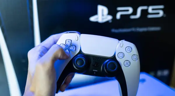 Ein DualSense-Controller in der Hand, bereit für das neueste PlayStation 5 Firmware-Update.