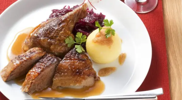 Gegrillte Ente mit Klößen und Rotkohl, ein köstliches rotkohl rezept.