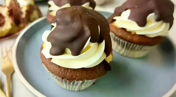 Schokoladen-Muffins mit cremiger Füllung und dunkler Schokoladenglasur, die an Donauwellen-Muffins erinnern.