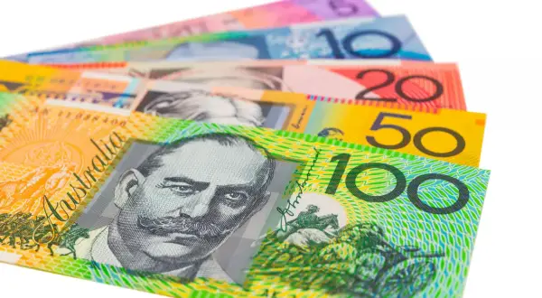 Kolorowe banknoty z wizerunkami ludzi i zwierząt. To australijskie dolary, czyli jaka waluta jest w Australii.