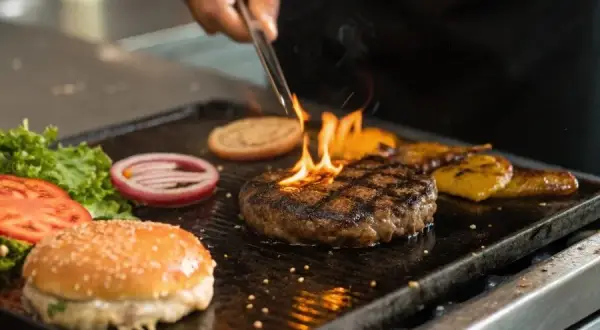 Sekrety idealnego mięsa na burgera: jak zrobić soczysty kotlet?