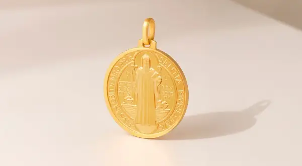 Collar virgen oro con medalla de San Benito, detalle de figura religiosa y escritura en relieve.