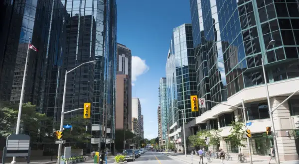 Kanada stolica, Ottawa, zdominowana przez nowoczesne wieżowce i ruchliwe ulice.