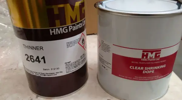 Deux boîtes de peinture HMG, l'une de diluant, l'autre de dope rétractable.