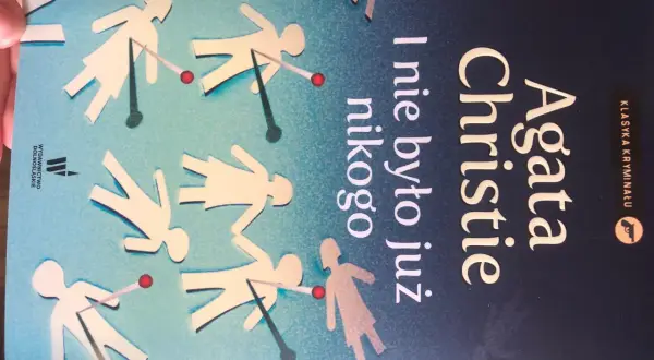 Okładka książki Agaty Christie "I nie było już nikogo" z sylwetkami ludzi przeszywanymi szpilkami.