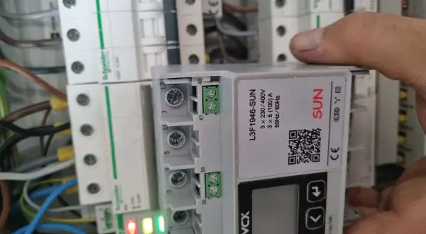 Podlicznik energii elektrycznej SUN L3F1946-SUN zamontowany w skrzynce z wyłącznikami.