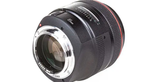 Obiektyw 85mm z widocznymi oznaczeniami przysłony i odległości.