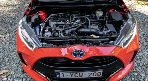 Toyota Yaris: Co pod maską? Benzyna vs. Hybryda Pełny Przewodnik