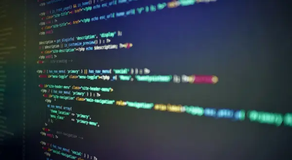 Kod w języku PHP, tworzący nawigację strony. Widać fragmenty kodu odpowiedzialne za menu i jego wyświetlanie.