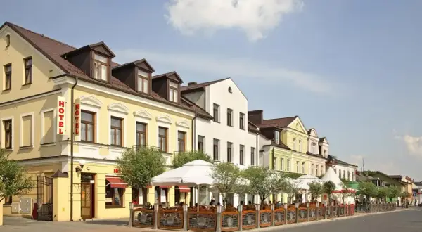 Biała Podlaska: hotel z ogródkiem letnim, idealne miejsce na rodzinny spacer i odkrywanie atrakcji dla dzieci.