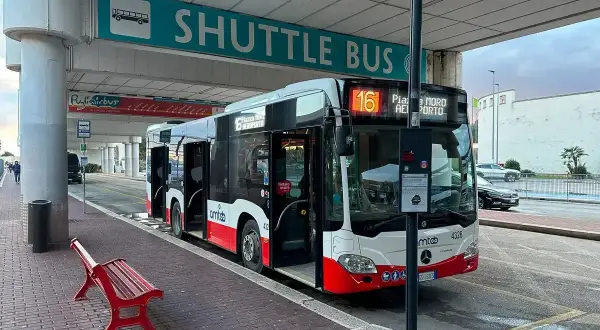 Autobus wahadłowy na lotnisko w Bari, z numerem 16, gotowy do odjazdu.