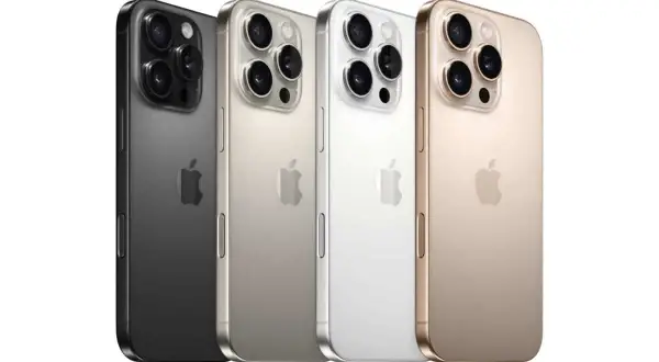 Quatre iPhones côte à côte : gris sidéral, argent, blanc et or. Tous les iPhones arborent le logo Apple et un triple appareil photo.