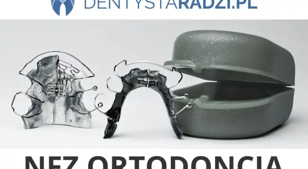 Aparat ortodontyczny NFZ. Dwa aparaty retencyjne i pojemnik.
